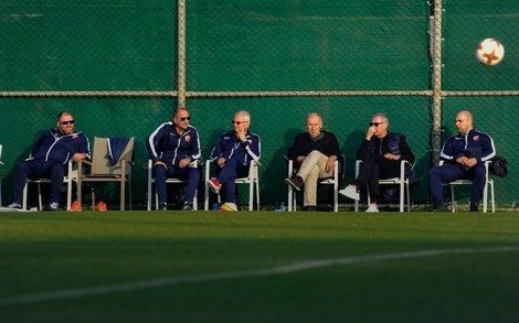 Mitar Mrkela, Svetozar Mijailović, Dragan Džajić i Zvezdan Terzić gledaju trening