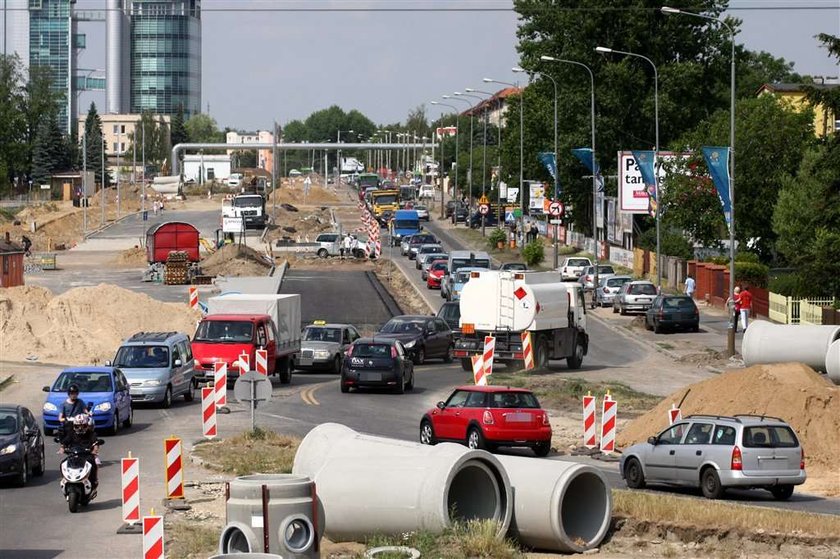 Drogowcy się bawią, a kierowcy stoja w korkach