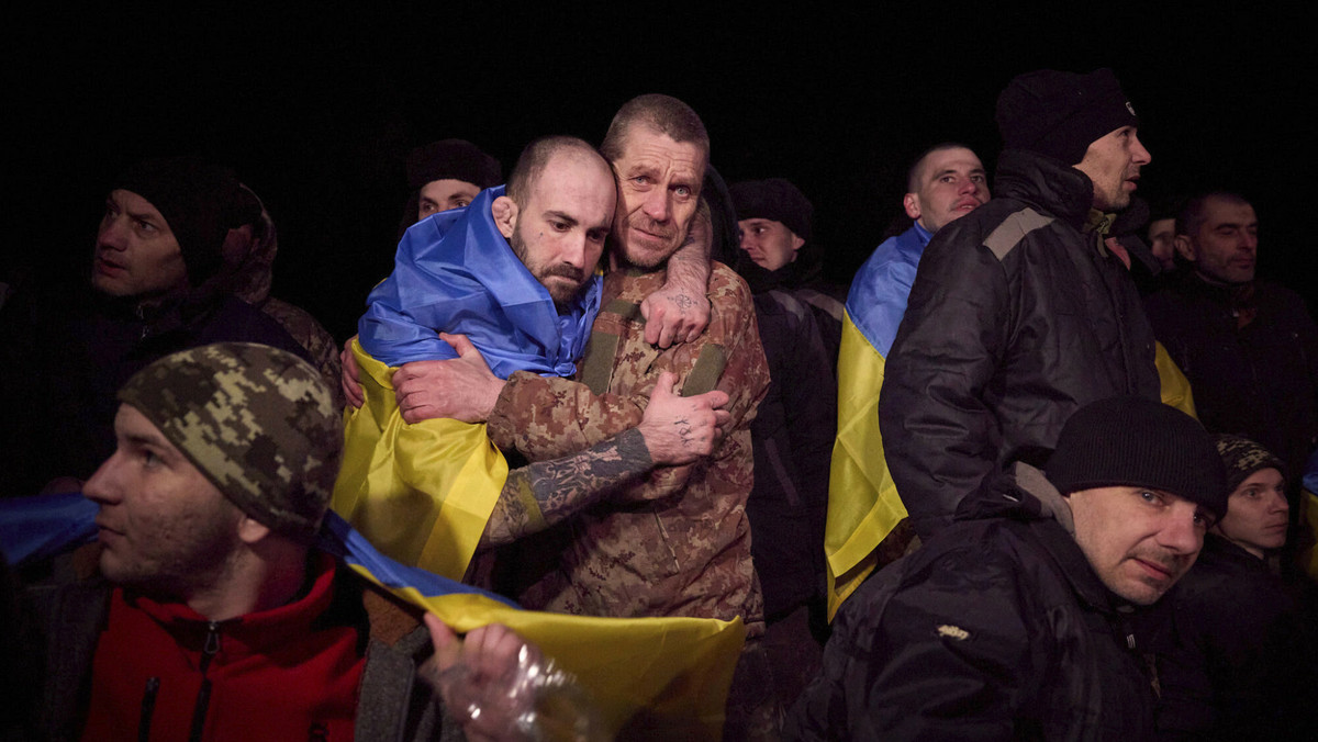 Doszło do wymiany setki jeńców wojennych między Ukrainą a Rosją [ZDJĘCIA]