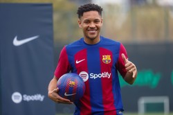 Barcelona oficjalnie zaprezentowała Roque. 18-letni następca Lewandowskiego ma starszą żonę [FOTO]