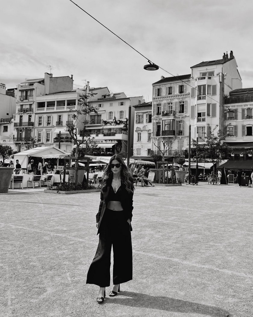 Weronika Rosati przechadza się po Cannes. 