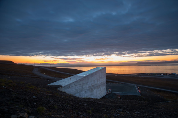 Globalny Bank Nasion, Svalbard, Norwegia, luty 2018. Autor zdjęcia: Riccardo Gangale, licencja CC BY-ND 4.0, źródło: https://www.flickr.com/photos/landbruks-_og_matdepartementet/sets/72157623004641656