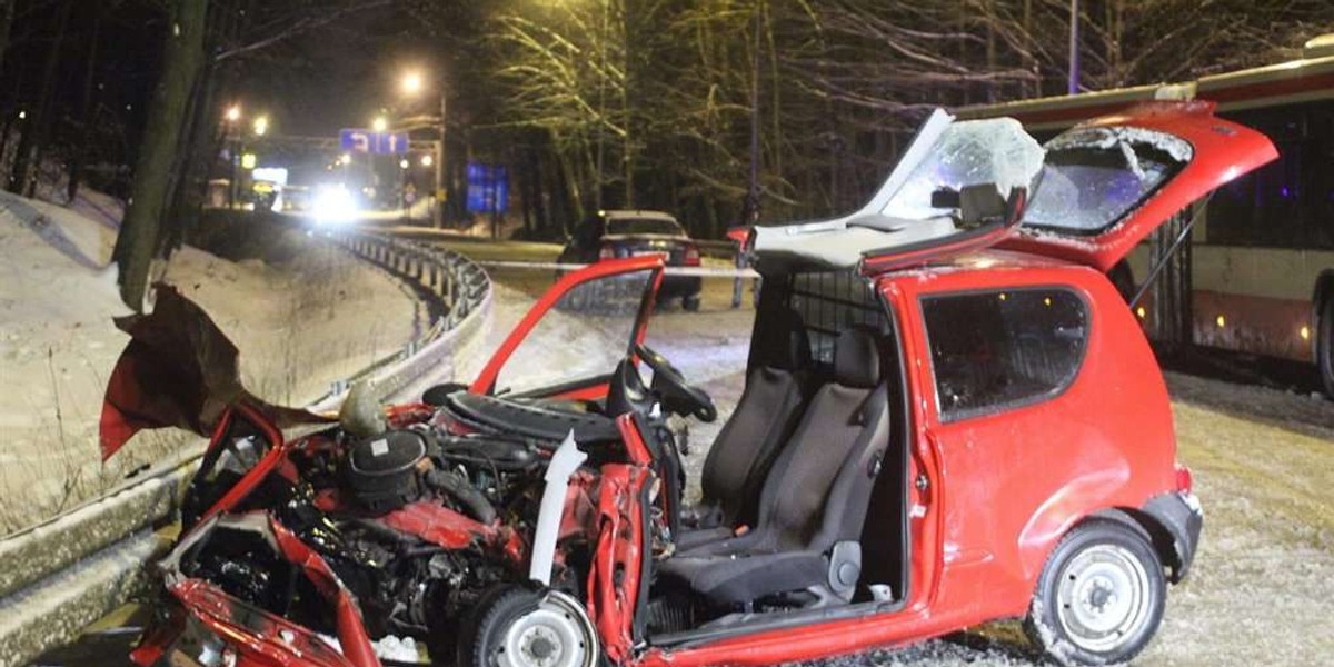 Wbił się pod autobus