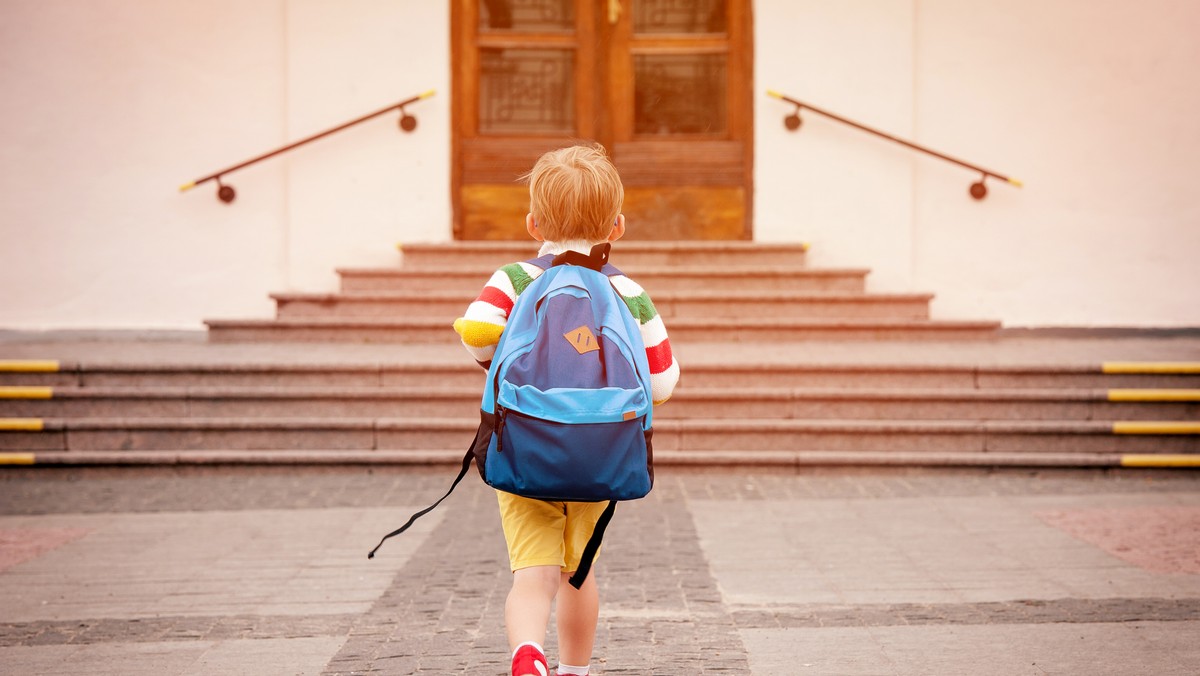 Uczniowie z klas od I do III podstawówki mogą od dziś pójść do szkół. Placówki będą dla nich organizowały zajęcia opiekuńcze i częściowo zajęcia dydaktyczne. Czy skorzystasz z tej formy opieki? Czy masz obawy w związku z nowym pomysłem? Jeżeli masz jakiekolwiek wątpliwości, zachęcamy do zadawania pytań w listach do redakcji. Można je przesyłać na adres: listydoredakcji@grupaonet.pl.