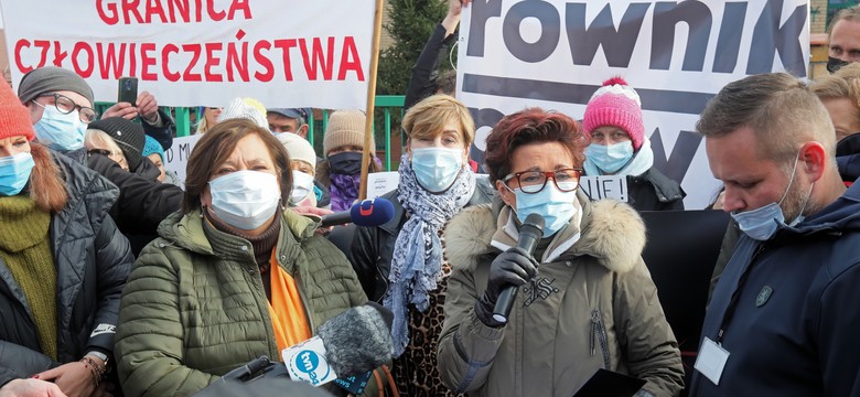 Protest przed siedzibą Straży Granicznej w Michałowie. Demonstrację wsparły byłe prezydentowe