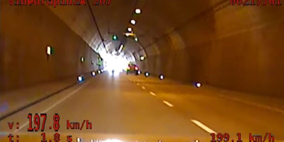 Szalony motocyklista, gnał 200 km/h przez tunel