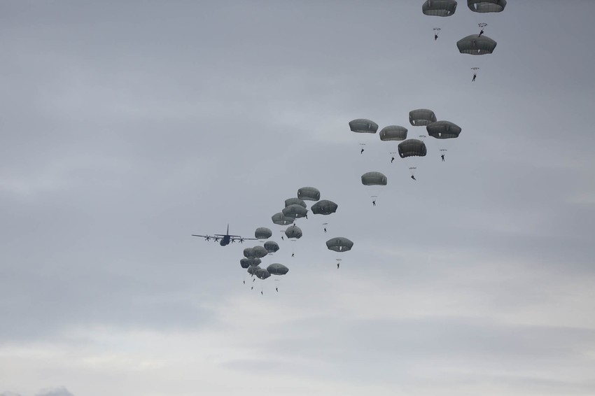 Prva grupa od 60 padobranaca iskače iz "Herkulesa"