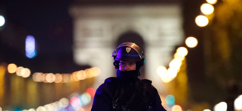 ISIS bierze odpowiedzialność za zamach w centrum Paryża.  Terrorysta został zastrzelony