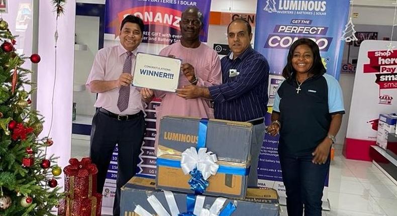 L-R: Finance Director, Simba Group, Sohan Sharma; Winner, 2021 India Golf Tournament, Yomi Sanni; Head of Retail, TheSimbaDen, Gulshan Karmani; and Sales Head, TheSimbaDen, Eucharia Onwuelingo during the presentation of Luminous Inverter to the winner of the 2021 India Golf Tournament sponsored by Simba Group which was held at Ikoyi Club in Lagos.