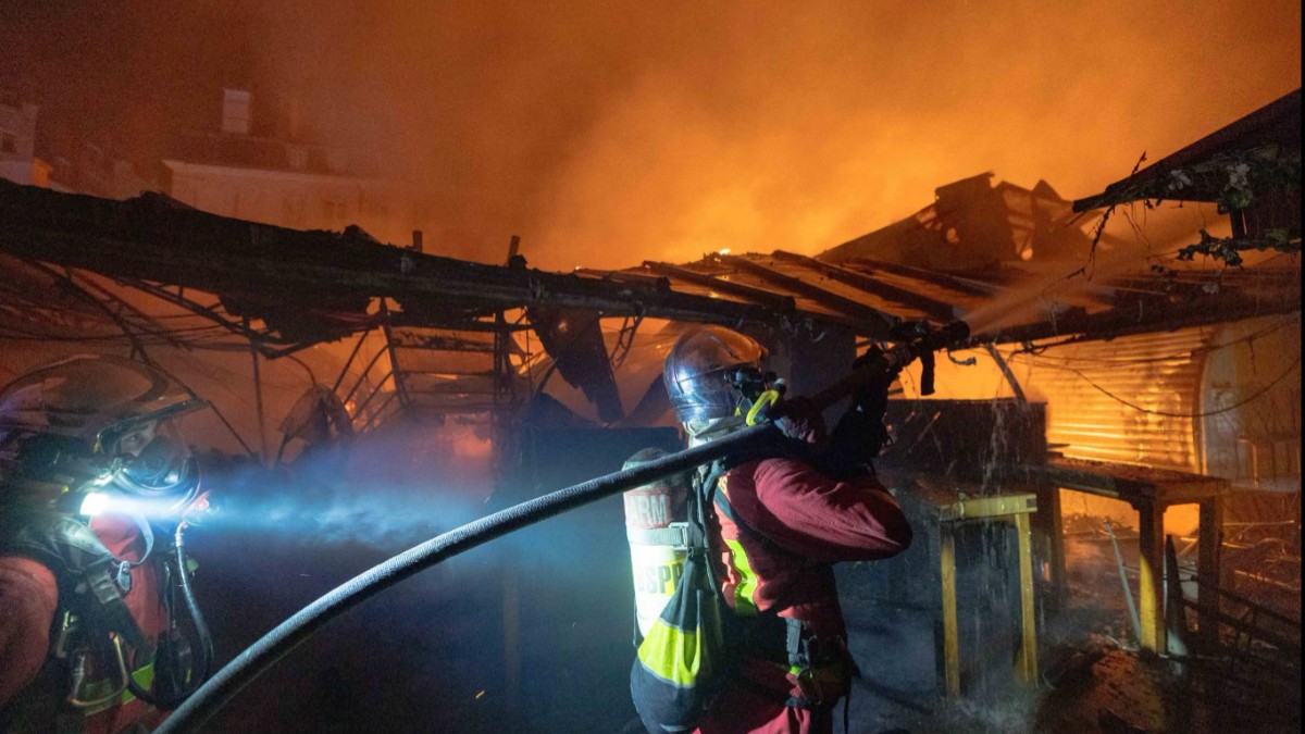 O piață veche de peste 400 de ani din Paris a fost distrusă complet de flăcări într-un incendiu violent: „Nu a mai rămas nimic”