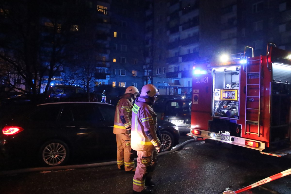 Strażacy na miejscu pożaru w bloku mieszkalnym na Osiedlu Armii Krajowej w Opolu