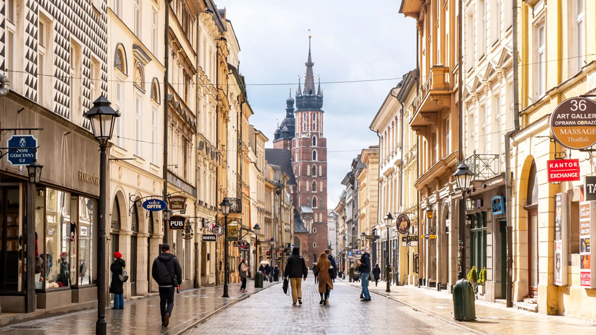 Kontrowersyjna sesja w centrum Krakowa. Kobieta pozowała nago na tle paczkomatu