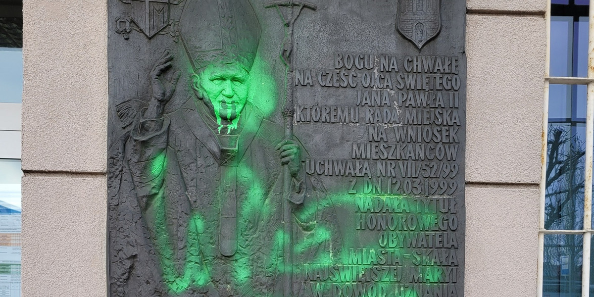 Zniszczona tablica z wizerunkiem Jana Pawła II w Skale.