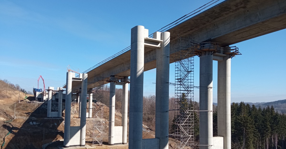 Kierowców czeka ekspresowa jazda… 26 pięter nad ziemią! Finiszują z inwestycją, jakiej w Polsce jeszcze nie było [ZDJĘCIA]