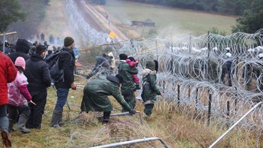 Sąd miał zbadać pierwsze skargi cudzoziemców za pushbacki. Straż Graniczna wnioskuje o umorzenie