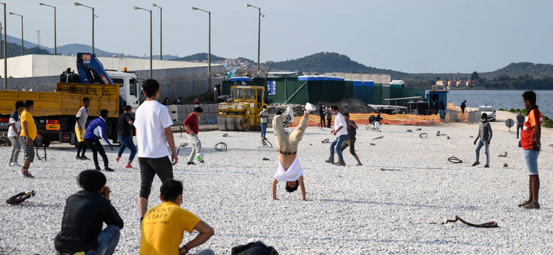 Wokół obozów dla uchodźców w Grecji budowane są betonowe ogrodzenia
