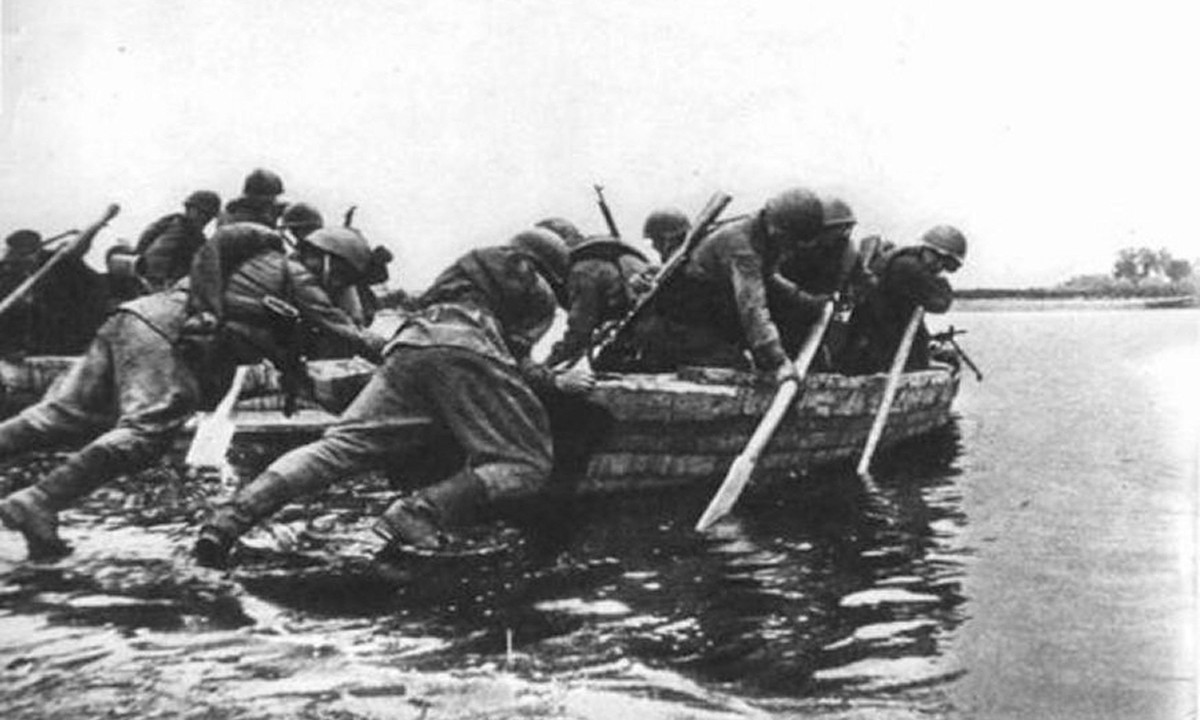 Żołnierze 1 Armii Wojska Polskiego przeprawiają się przez rzekę