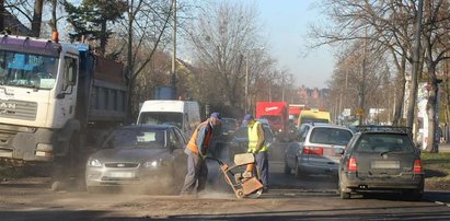 Łatają dziury w godzinach szczytu