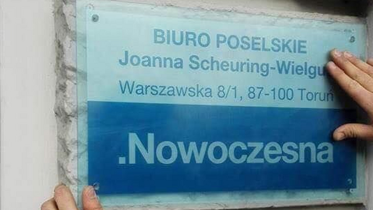 Po fali hejtu, jaka przeszła niedawno przez internet w związku z aktywnością toruńskiej posłanki Nowoczesnej Joanny Scheuring-Wielgus, teraz nieznany sprawca ukradł tablicę sprzed jej poselskiego biura. Parlamentarzystka liczy, że zabrany przedmiot zostanie jej zwrócony. Zwłaszcza że wszystko nagrały kamery.