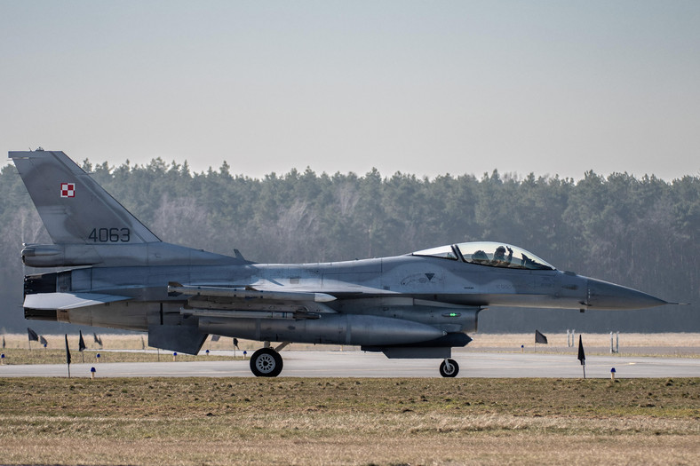 Samolot F-16 polskich Sił Powietrznych podczas wizyty sekretarza generalnego NATO Jensa Stoltenberga w 32. Bazie Lotnictwa Taktycznego w Łasku, 1 marca 2022 r.