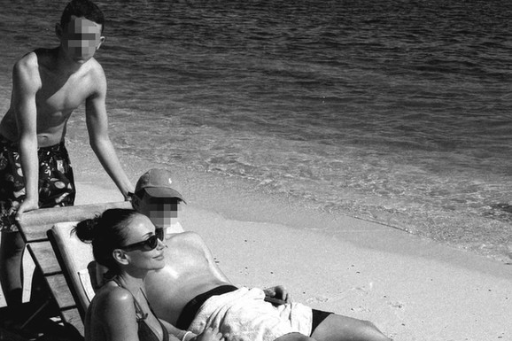 "MOJE PLEME" Emina Jahović se skinula u bikini, a pored nje sinovi: Jaman i Javuz izrasli u opasne momke, a pevačicino brutalno telo svi komentarišu