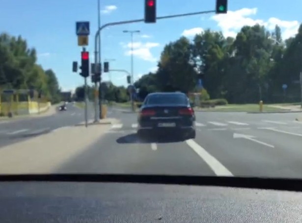 Michał Widelski na pokładzie limuzyny pędził 120 km/h przez miasto. Jest film