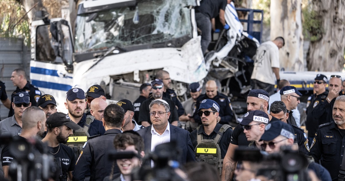 Kamion tarolt le egy buszmegállót: fotókon a horrorbaleset