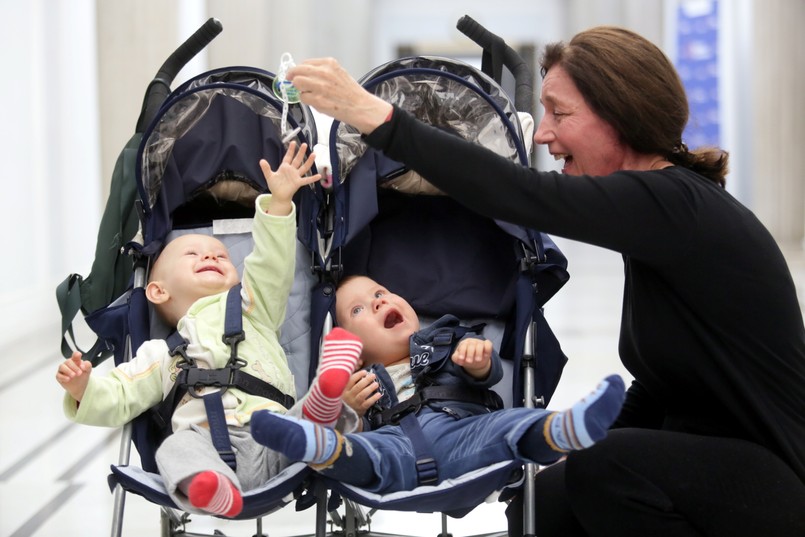 "Czy 60-letnia matka bliźniąt otrzyma wsparcie ze strony premier Ewy Kopacz?" - pod takim hasłem w Sejmie zorganizowano konferencję...