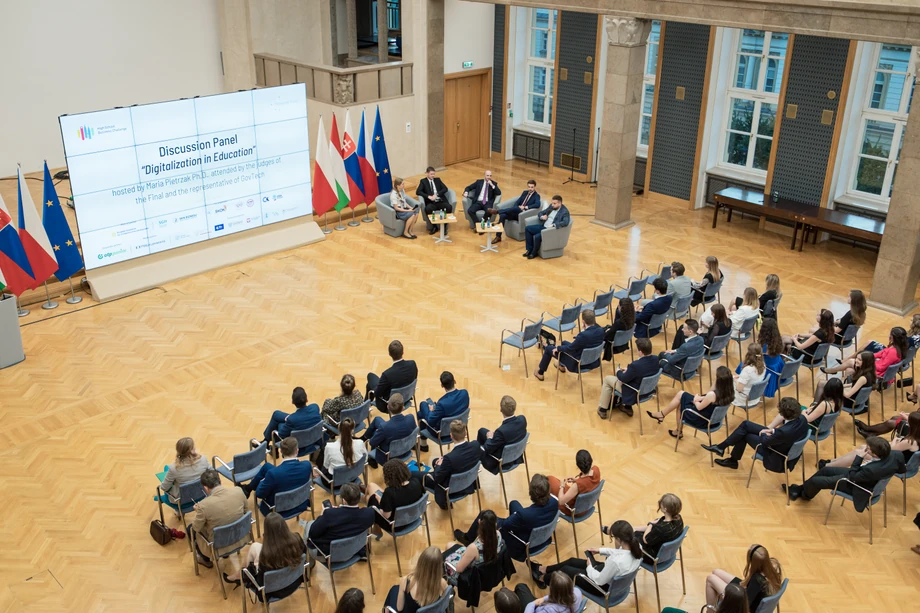 Panel dyskusyjny na temat cyfryzacji edukacji podczas Gali Finałowej konkursu