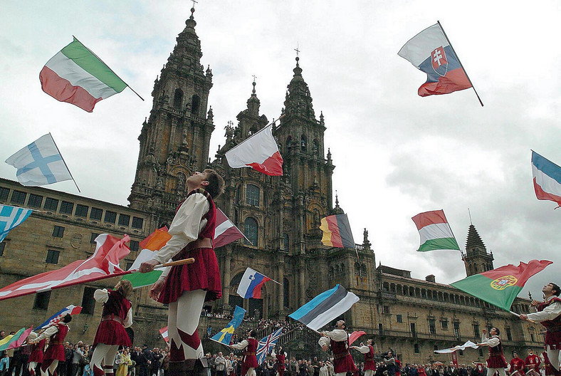 Demonstracja z okazji rozszerzenia Unii Europejskiej w Santiago de Compostela w Hiszpanii, 30 kwietnia 2004 r.