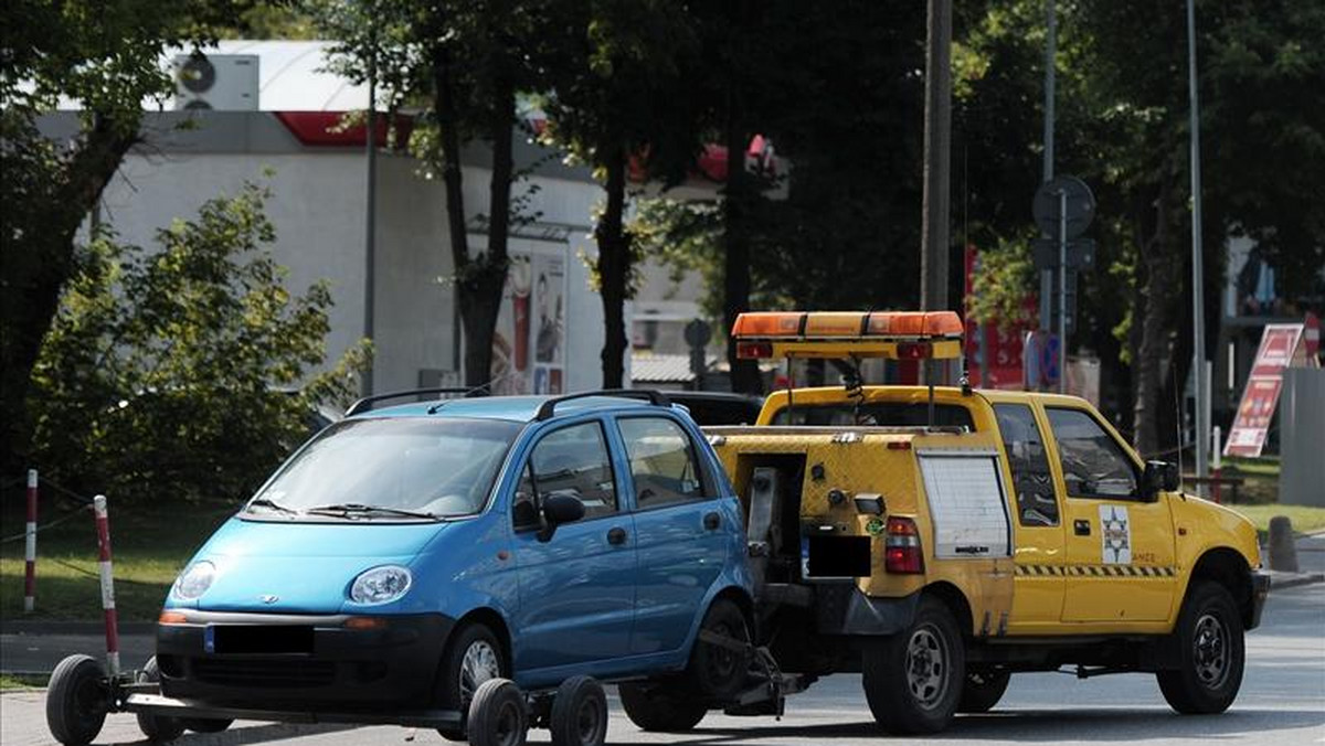Codziennie w Warszawie odholowywanych na płatne parkingi są dziesiątki aut. A ich kierowcy są karani mandatami.