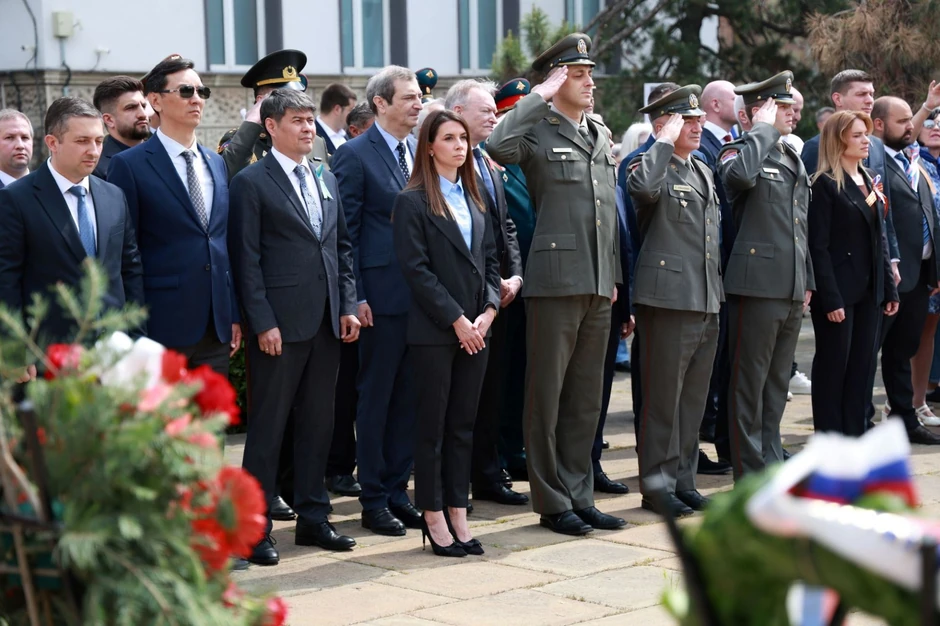 Polaganje venaca na Groblju oslobodilaca 