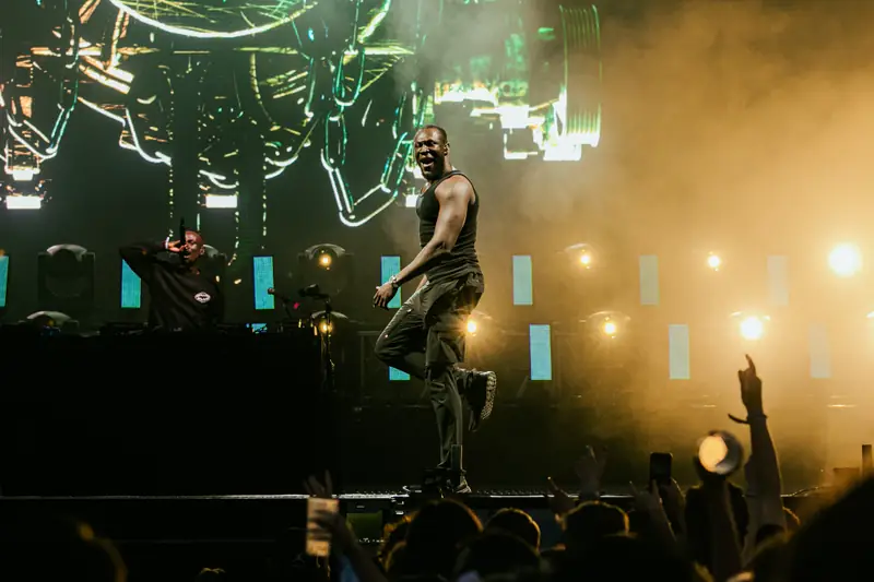 Stormzy podczas jednego z licznych spacerów przez całą szerokość sceny