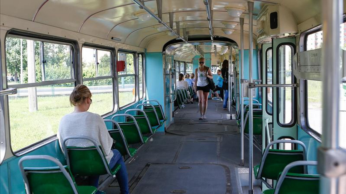 Zatrważające dane wynikają z raportu, który powstał dla urzędu miasta. Napełnienie pasażerami tramwajów i autobusów w Poznaniu waha się średnio od niespełna 15 do nieco ponad 18 procent - informuje Fakt.pl.