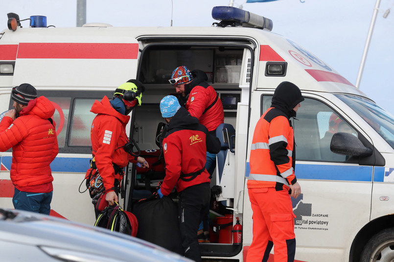 Na Rusińskim Wierchu w Bukowinie Tatrzańskiej zerwany przez silny wiatr dach przygniótł cztery osoby w tym dziecko. Nie żyje 40-letnia kobieta i jej córka – poinformowała PAP rzeczniczka zakopiańskiej policji Agnieszka Szopińska.