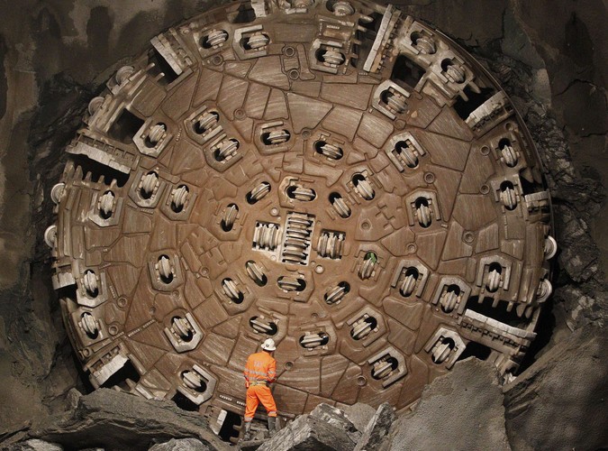 Gigantyczne wiertło w budowanym w szwajcarskich Alpach NATE Gotthard Base Tunnel