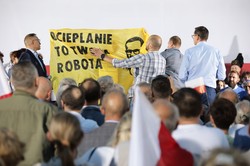Wtargnęli na scenę podczas przemówienia Morawieckiego. Oto co ich czeka