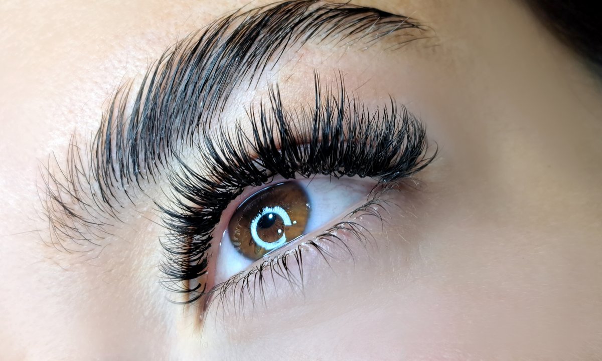 Ten olejek uratuje rzadkie brwi i krótkie rzęsy. Jest tani, a naprawdę działa