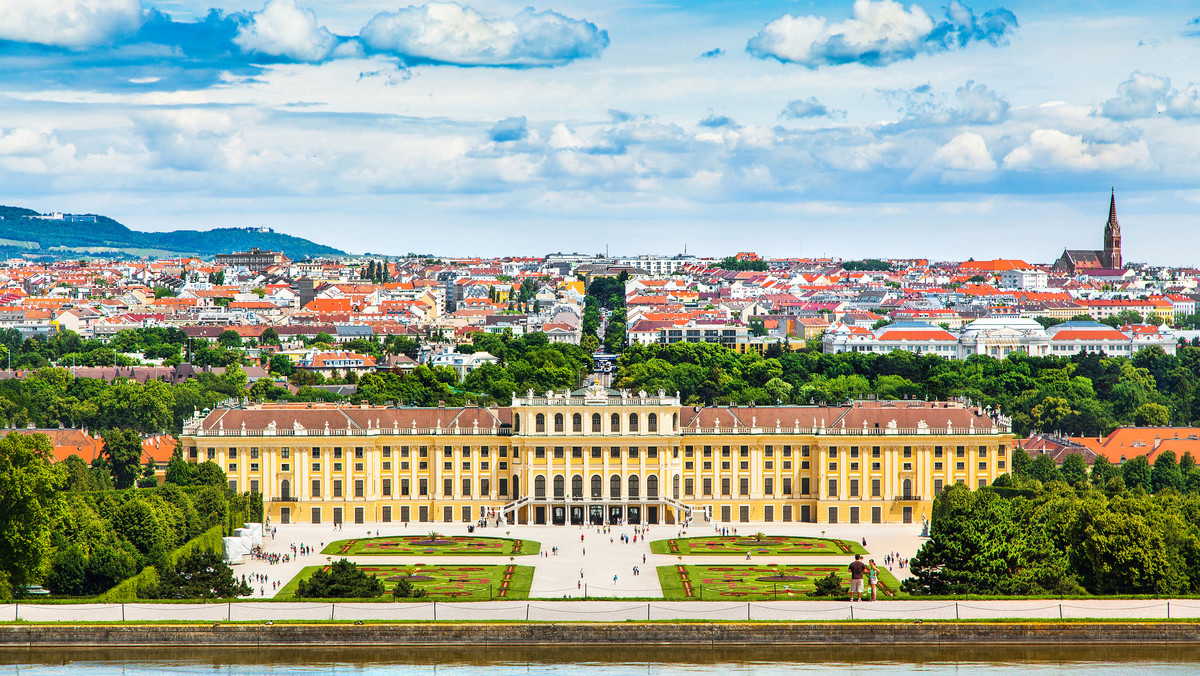 Pałac Schönbrunn jest z pewnością najbardziej znanym obiektem zabytkowym Wiednia. Jego historia sięga XVI wieku, gdy panujący wtedy Maksymilian II Habsburg miał tu swoje tereny łowieckie. 