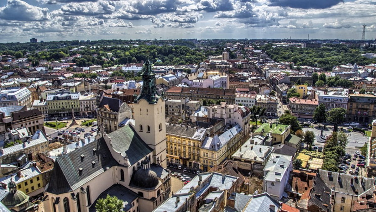 Ukraińska policja w obwodzie lwowskim poinformowała wieczorem, że oczyszczono już dwa polskie pomniki, pomazane wcześniej farbą i obraźliwymi napisami. Wszczęto śledztwo w tych sprawach. Incydenty potępił szef MSZ Ukrainy Pawło Klimkin, a państwowa administracja obwodowa we Lwowie oświadczyła, że są to prowokacje, za którymi stoi "strona trzecia".