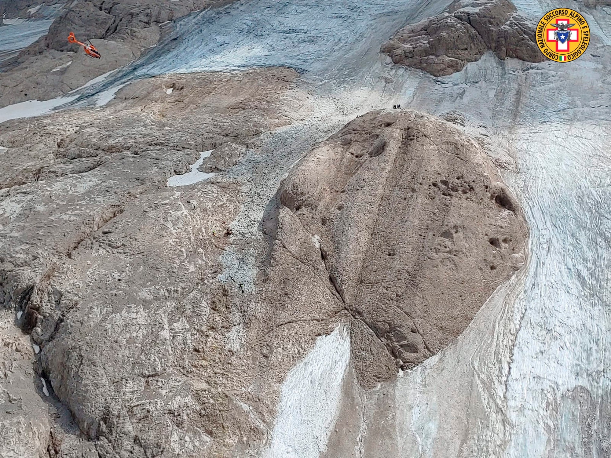 Pri páde ľadovca na vrchu Marmolada zahynulo najmenej šesť ľudí.