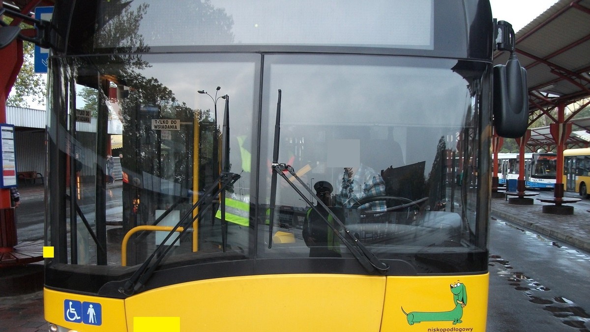 W środę w godzinach porannych inspektorzy ITD kontrolowali trzeźwość kierowców autobusów miejskich oraz podmiejskich. Działania były prowadzone w wybranych miastach na terenie wszystkich województw. Inspektorzy zatrzymali trzech nieodpowiedzialnych kierowców, którzy prowadzili pojazdy na tzw. "podwójnym gazie".