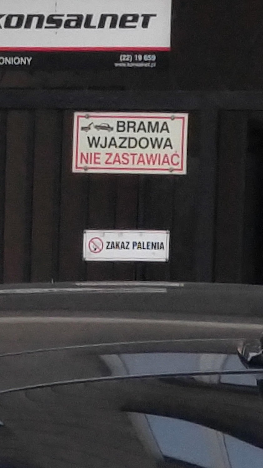 Zakaz wjazdu w kamienicy warszawskiej, przy której parkowała Natalia Siwiec