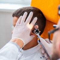 Magyarországon elsőként egy 11 éves kisfiú kapta a világ első okos cochleáris implantátumát