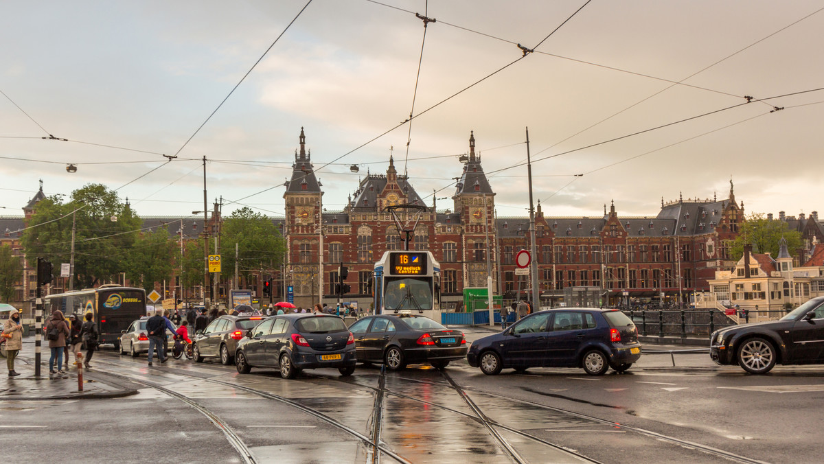 Korki i wściekli kierowcy: pierwszy dzień ograniczenia prędkości do 30 km/h w Amsterdamie