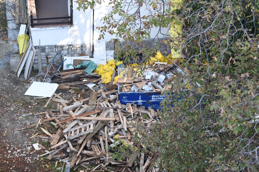 Šut na sve strane, a investitor tvrdi da je sve urađeno još devedesetih i da se sada samo menja crep!