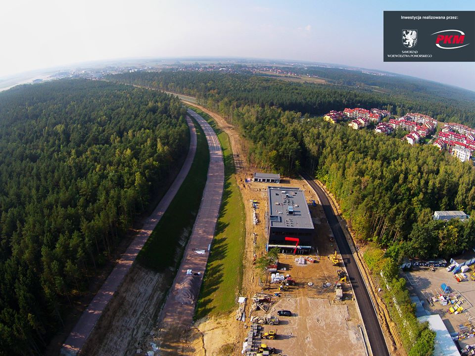 Budynek LCS z linią PKM biegnącą dalej wzdłuż ul. Słowackiego w kierunku lotniska
