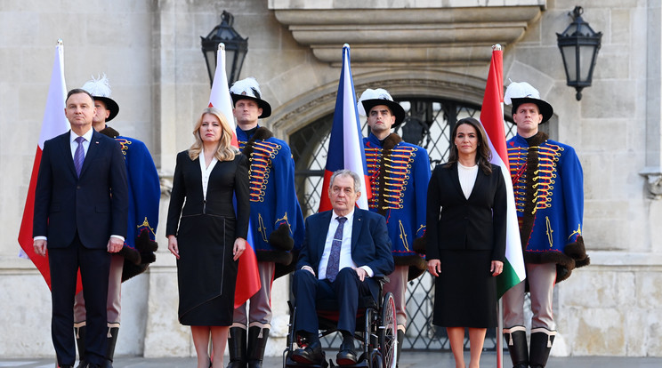 Andrzej Duda lengyel (b1), Zuzana Caputova szlovák (b2), Milos Zeman cseh (b3) és Novák Katalin magyar köztársasági elnök (b4) a V4-ek elnöki szintű találkozóján Pozsonyban a Prímás Palotában 2022. október 11-én /Fotó: MTI/Bruzák Noémi