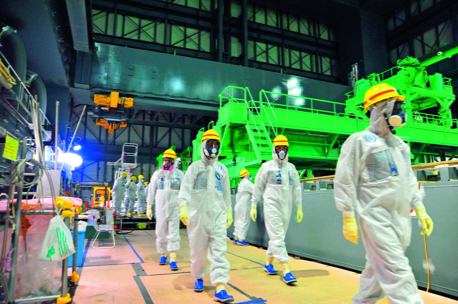 Eksperci Międzynarodowej Agencji Energii Atomowej wizytują elektrownię w Fukushimie w 2013 r., dwa lata po katastrofie, która spowodowała odwrót Japonii od energetyki jądrowej. Dziś Japończycy wracają do atomu.