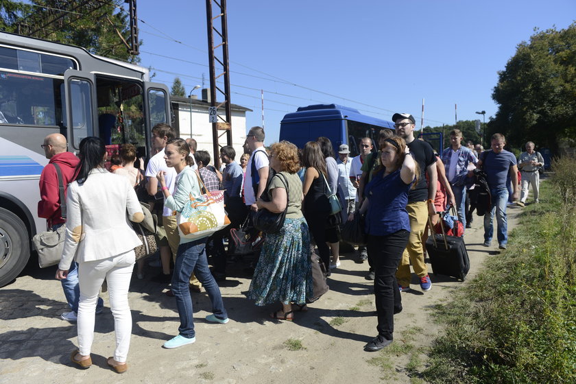 Pasażerowie wsiadają w Księginicach do autobusu